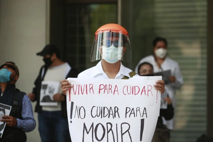 Protesta frente al IMSS en la CDMX, para exigir material de protección. Foto Alfredo Domínguez/ archivo