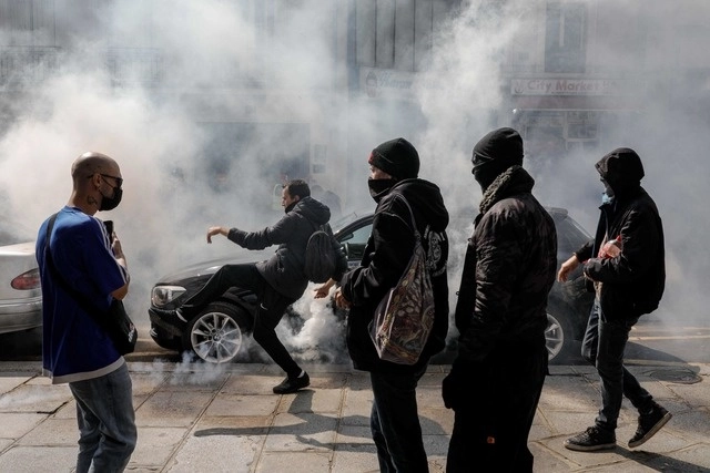 Personas protestan contra el certificado sanitario en París, Francia. Foto Afp