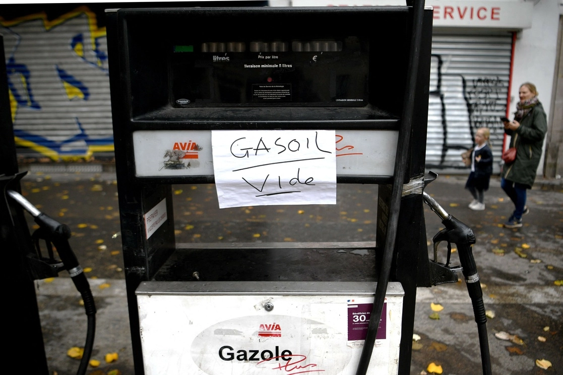 Una estación de gasolina vacía  en París, Francia. Foto Afp