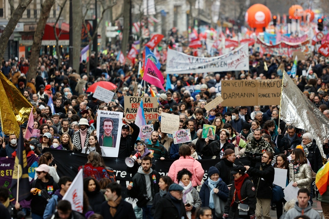 Protesta contra los planes para retrasar la edad de jubilación de Francia, en París. Foto Ap 