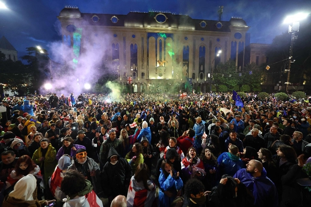 Protesta contra el controvertido proyecto de ley de "influencia extranjera" en Tbilisi, Georgia, el 14 de mayo de 2024. Foto Afp