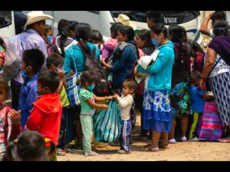 En imagen de archivo, jornaleros indígenas de la Montaña Alta de Guerrero parten rumbo a los campos agrícolas de Baja California y Sinaloa, estados que se ubican entre los primeros sitios en contagios y decesos por Covid-19. Foto cortesía de Tlachinollan