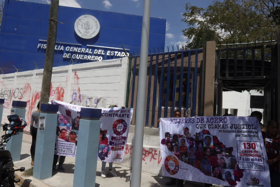 Los inconformes señalaron el retraso en las investigaciones en al menos más de medio centenar de casos, como lo denunció recientemente el Centro de Derechos Humanos de la Montaña Tlachinollan.