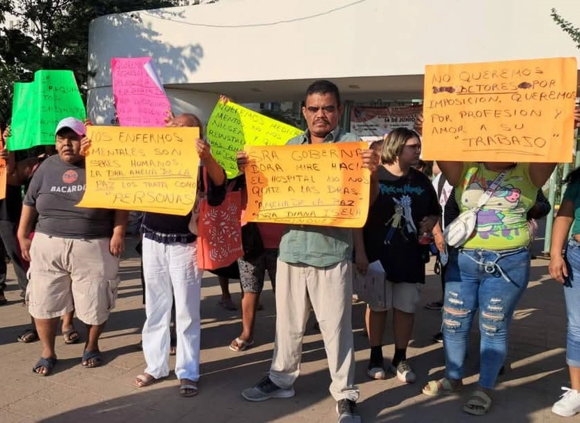 Familiares y pacientes de la especialidad de Psiquiatría se manifestaron frente al Hospital General de Acapulco, en El Quemado, para exigir la instalación de dos especialistas. Foto 
