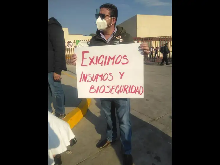 Con pancartas en las que se leían "¡No somos asesinos!" y "¡Queremos insumos y Protección!", los trabajadores expresaron su inconformidad. Foto Juan Ricardo Montoya