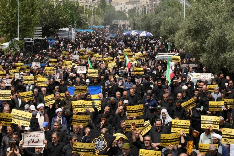 Protesta contra Suecia después de que la nación nórdica permitió que un hombre iraquí profanara el Corán, después de sus oraciones, en Teherán, Irán, el viernes 21 de julio de 2023. Foto Ap