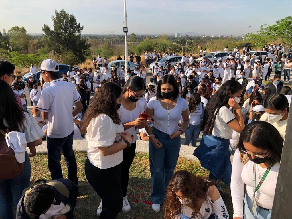 Universitarios se manifestaron hoy para exigir justicia por el asesinato de su compañero de la carrera de Agronomía, de la Universidad de Guanajuato, Ángel Yael Ignacio Rangel y por las lesiones a Alejandra Carrillo Franco a manos de un elemento de la Guardia Nacional. Foto Carlos García