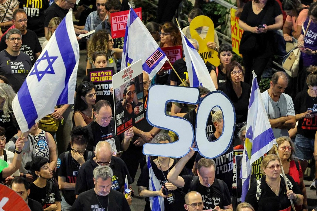 Protesta antigubernamental que exige acciones para asegurar la liberación de rehenes israelíes frente a la sede del Ministerio de Defensa de Israel en Tel Aviv, el 28 de junio de 2025.