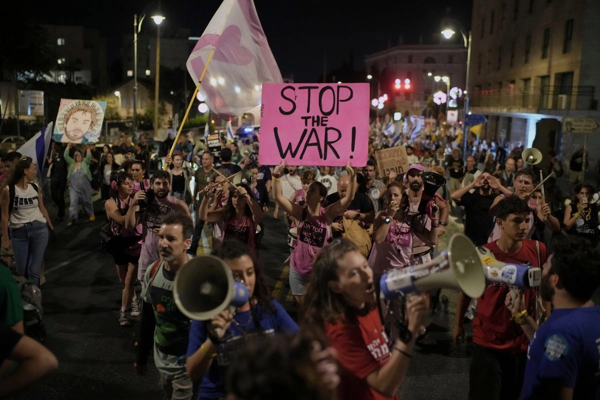 Protesta en Israel para exigir la liberación de los rehenes israelíes retenidos por Hamas en Gaza.