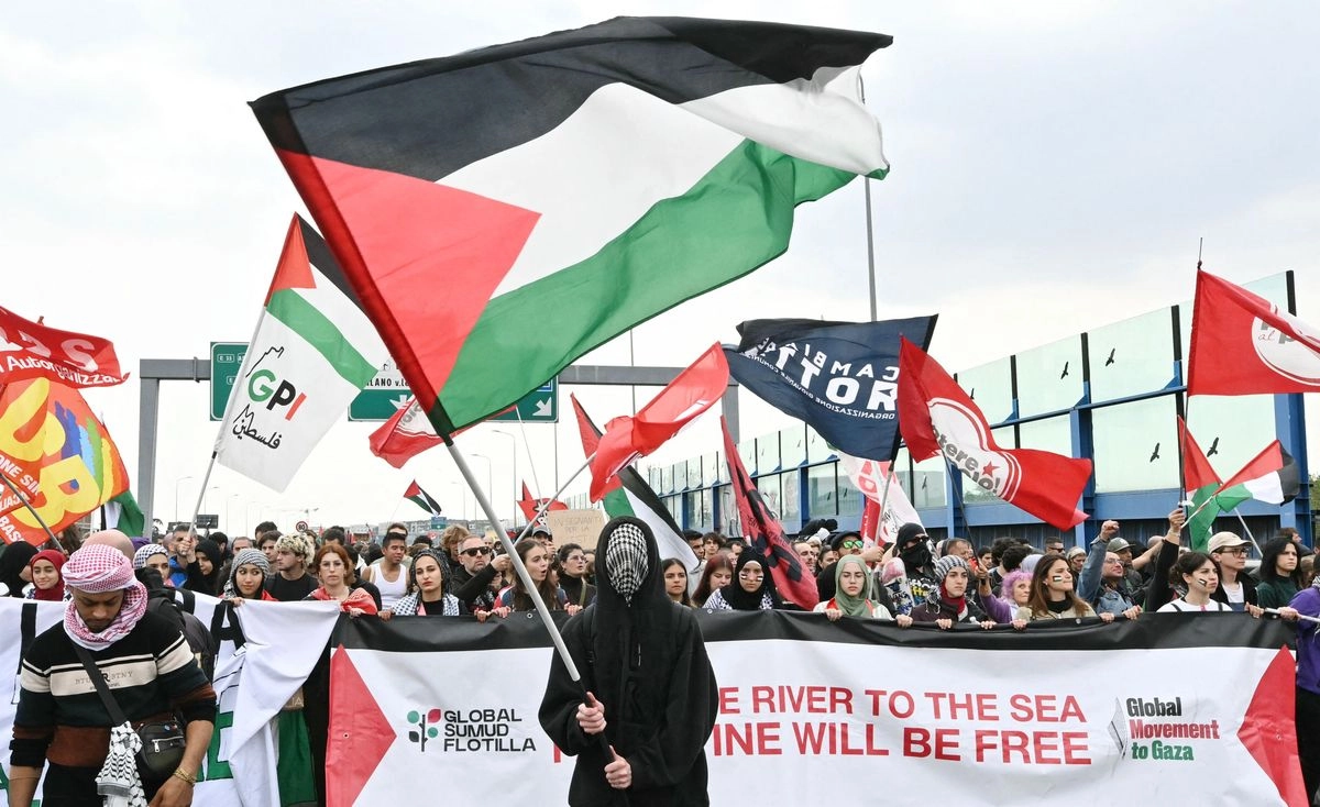 Un manifestante pro-palestino ondea una bandera palestina durante la protesta en Milán contra el bloqueo del ejército israelí de la Flotilla Global Sumud, el 3 de octubre de 2025.