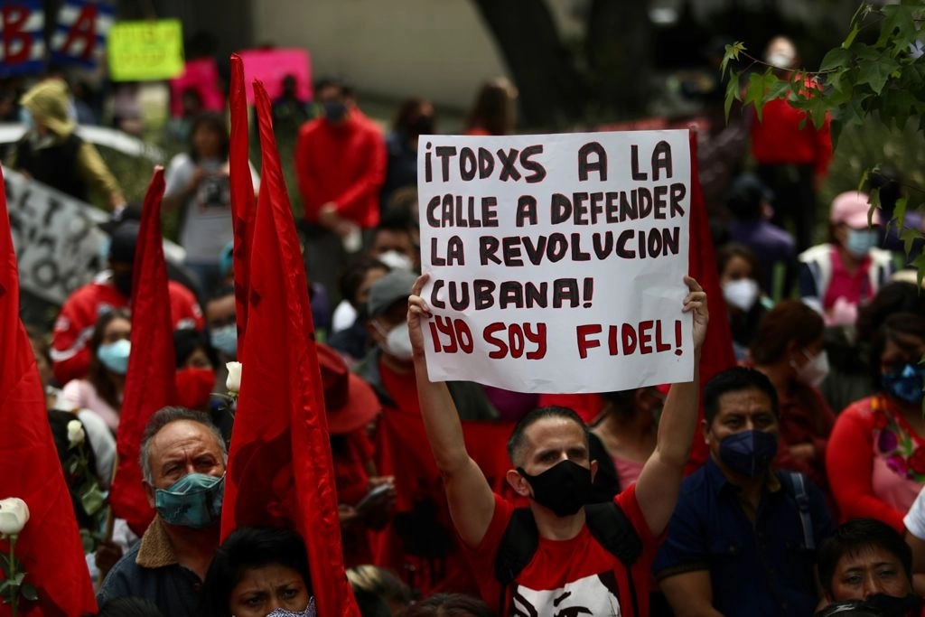 El Movimiento Mexicano de Solidaridad con Cuba y la Asociación de Cubanos Residentes en México realizaron mitin en defensa de la revolución cubana fuera de la embajada de Cuba en la Ciudad de México. Foto Yazmín Ortega Cortés