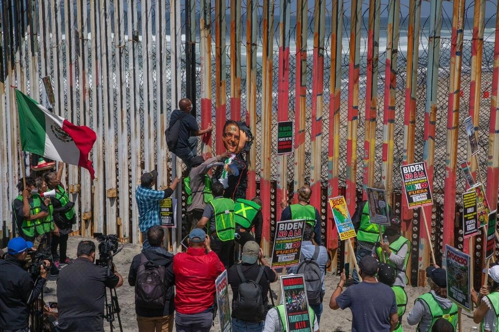 Migrantes se manifestaron ayer frente al muro fronterizo de Playas de Tijuana, Baja California, en protesta por el llamado Título 42. Foto Omar Martínez