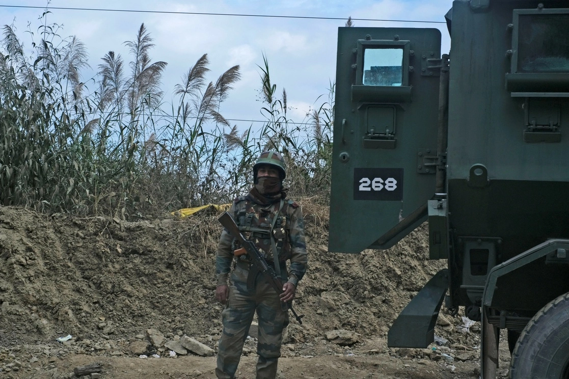 Un soldado vigila una carretera a las afueras de Kohima, capital del estado nororiental de Nagaland, India, tras la protesta por la muerte de 13 personas. Foto Ap