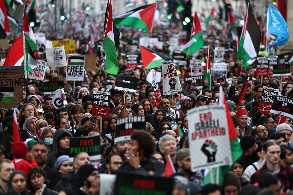 La gente participa en una 'Marcha a favor de Palestina',  para "exigir el fin de la guerra en Gaza", en Londres el 21 de octubre de 2023. Foto Afp