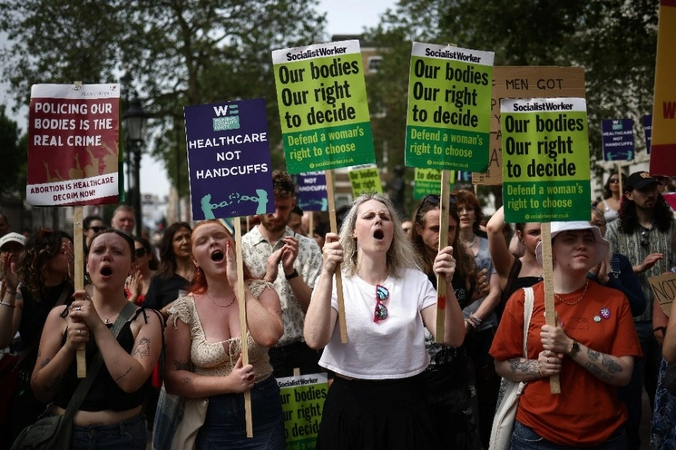 Mujeres sostienen pancartas contra la penalización del aborto en Londres, Inglaterra. Foto Afp  