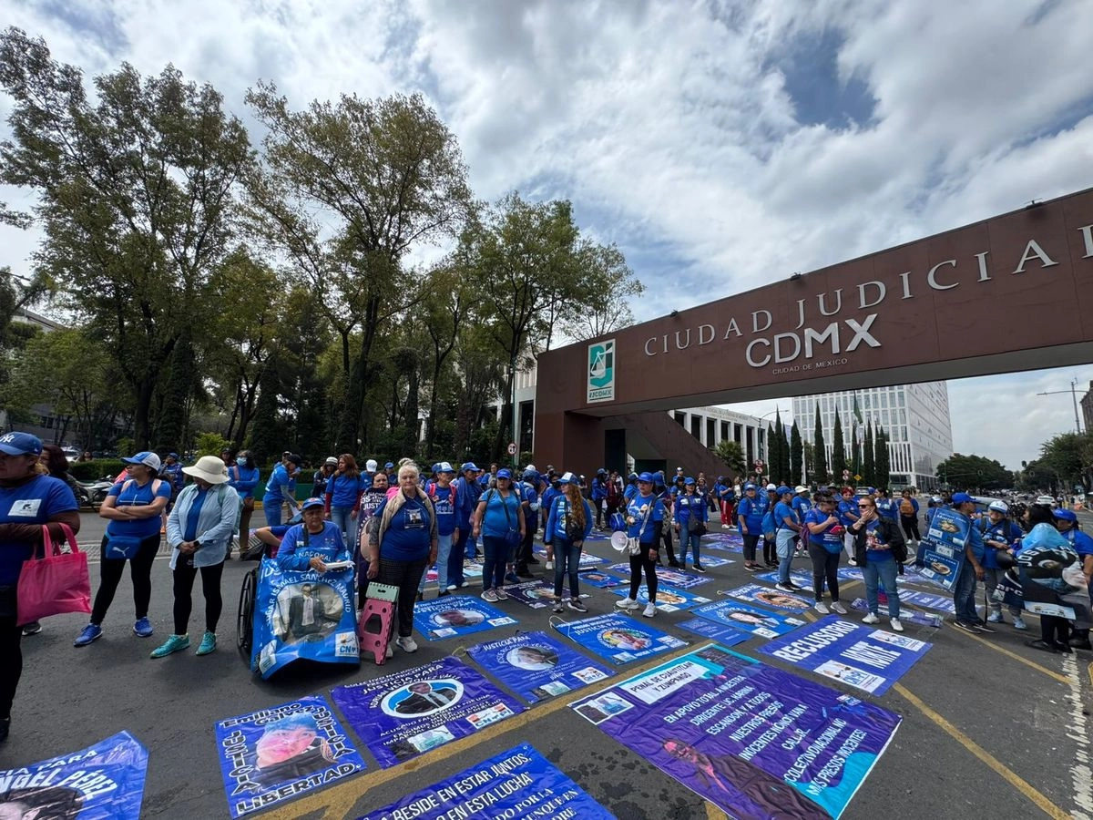 Integrantes del colectivo nacional ‘No más presos inocentes’ bloquean avenida Niños Héroes frente a las instalaciones del Poder Judicial. Foto 