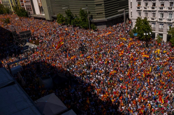 Partidarios del conservador Partido Popular ondean banderas nacionales de España durante un mitin en Madrid, España, el domingo 24 de septiembre de 2023. Foto Ap