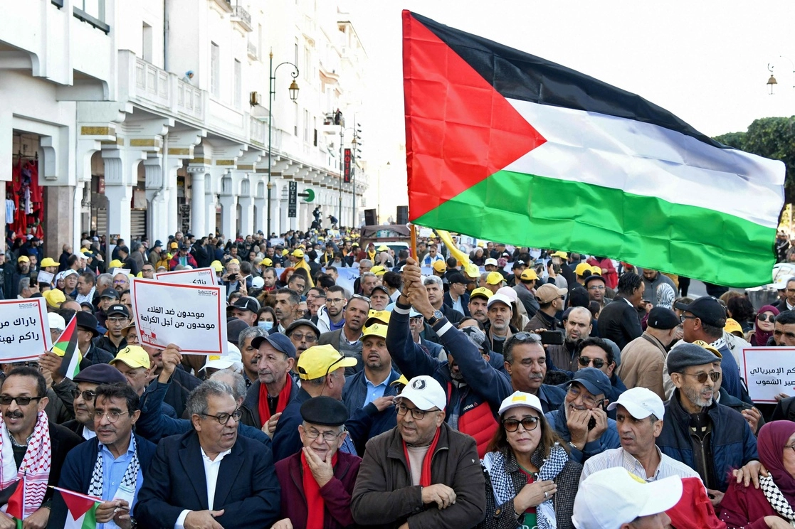 Los manifestantes protestaron contra el "aumento de los precios, la represión política y la opresión social", en la capital Rabat, el 4 de diciembre de 2022. Foto Afp