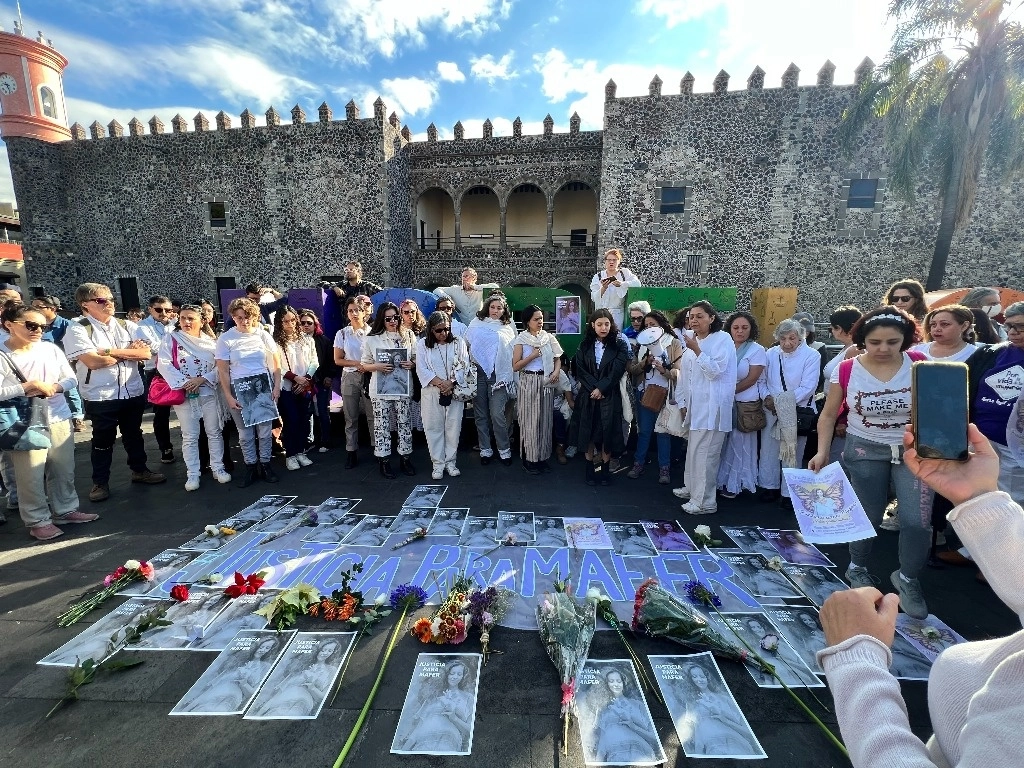 Las y los presentes, algunos con flores en las manos, manifestaron su hartazgo de que en Morelos se sigan asesinando con saña mujeres en total impunidad. Foto Rubicela Morelos