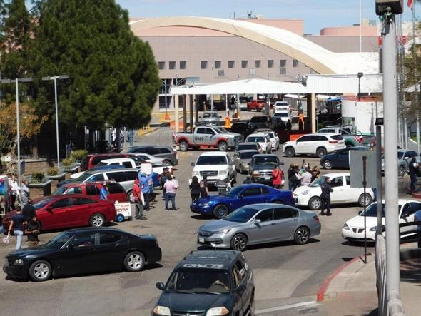 Los ciudadanos impidieron el cruce en la garita bajo la consigna de evitar el contagio. Foto Cristina Gómez