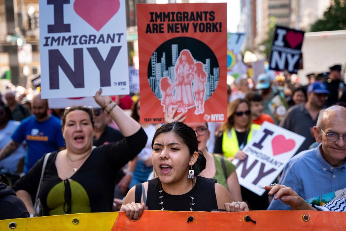 La gente marcha por Manhattan en la protesta climática "Hagan que los multimillonarios paguen", en Nueva York, el 20 de septiembre de 2025