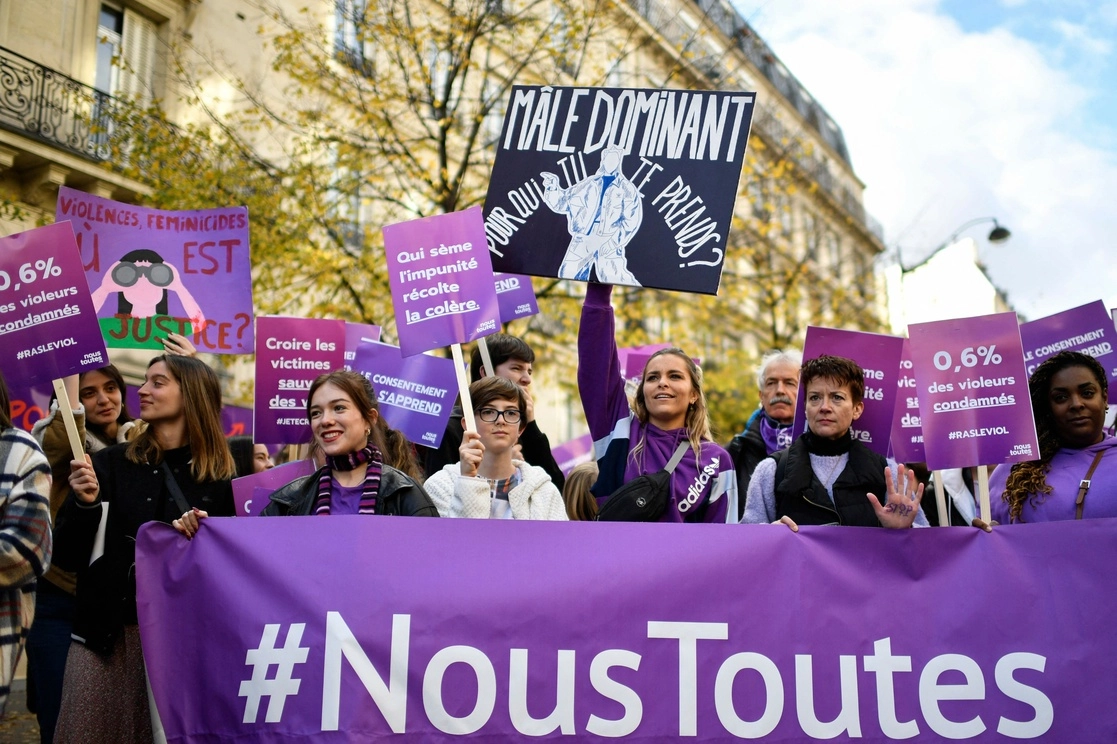 Colectivo feminista 'NousToutes' para pedir una nueva ley y dos mil millones de euros por año para luchar contra la violencia contra las mujeres, en París el 19 de noviembre de 2022. Foto Afp