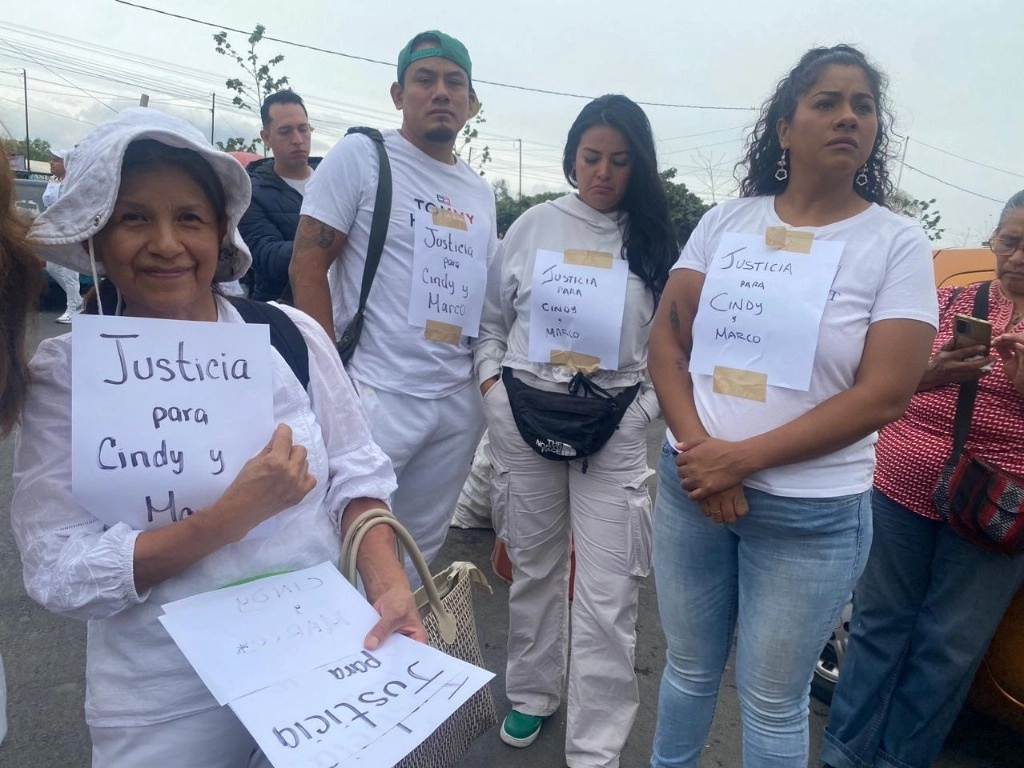 Este jueves se celebró la audiencia en los juzgados de control de este centro penitenciario y a las puertas de los juzgados de juicios orales, la gente gritó consignas. Foto La Jornada
