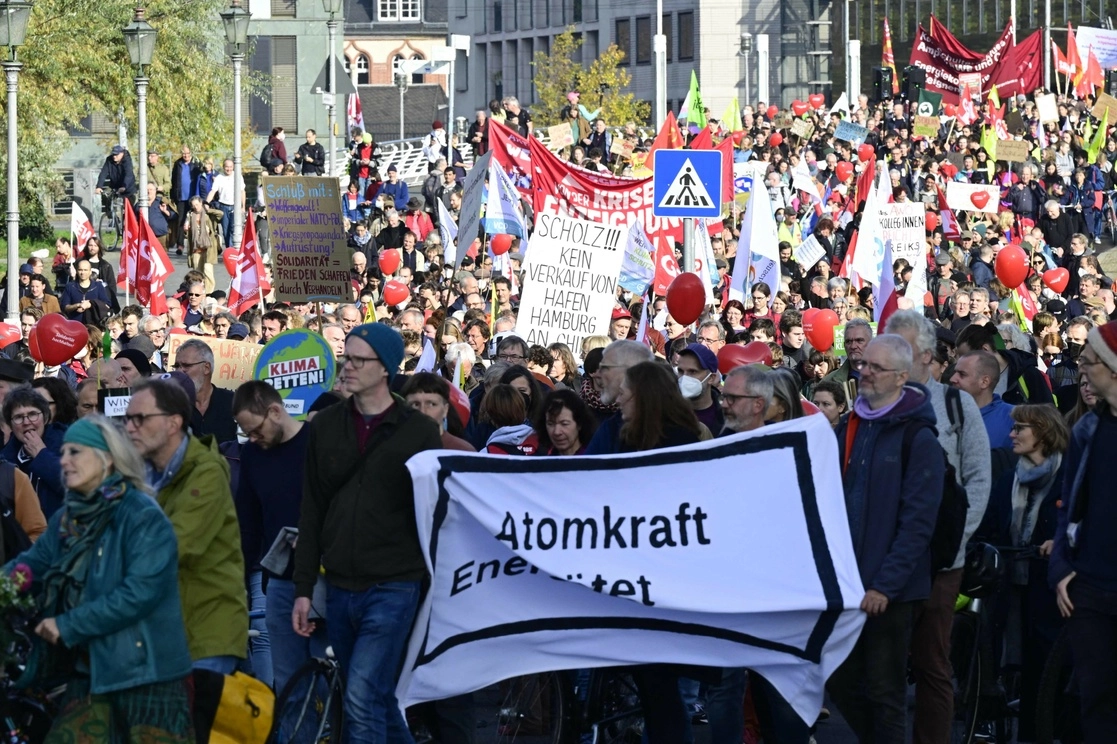 Los manifestantes marcharon en Berlín, Düsseldorf, Hannover, Stuttgart, Dresde y Fráncfort portando pancartas con lemas sobre la reducción de la inflación hasta el abandono de la energía nuclear. Foto Afp