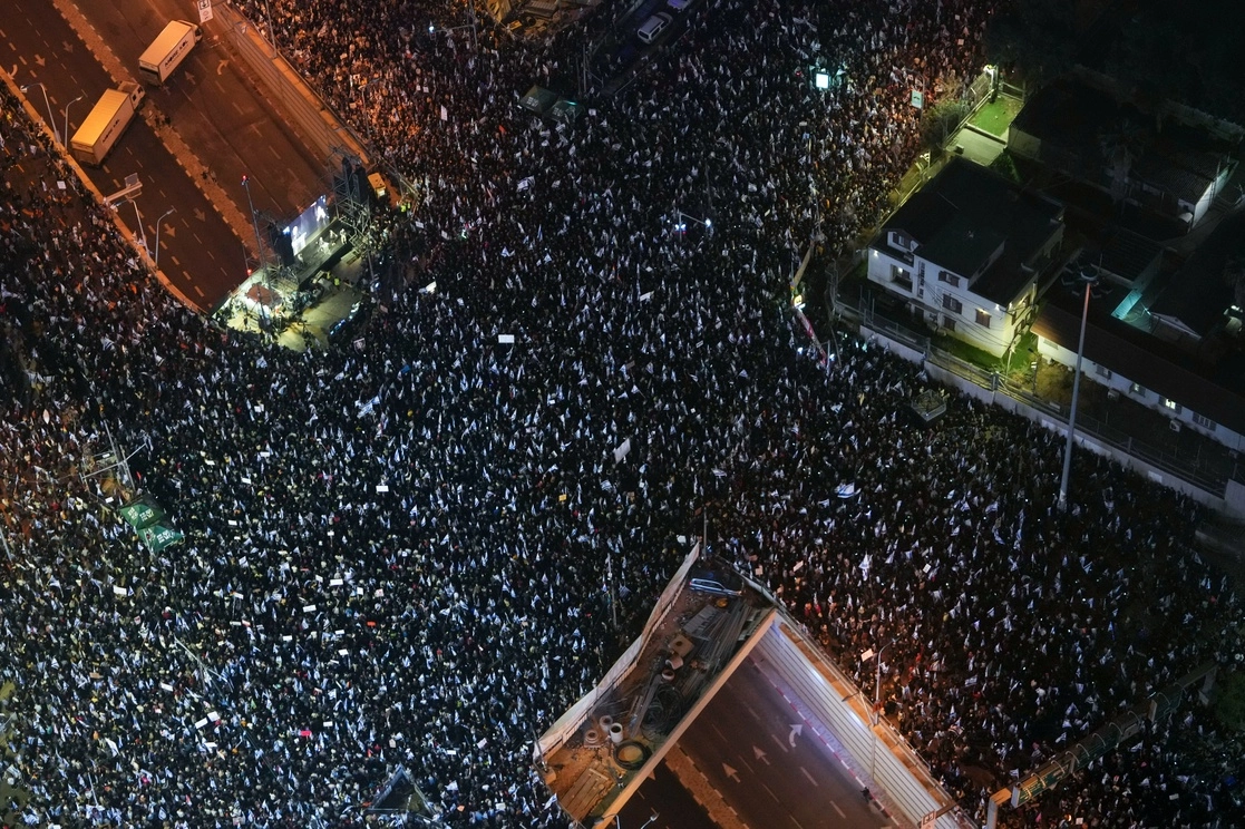 Decenas de miles de israelíes protestan contra los planes del nuevo gobierno del primer ministro Benjamin Netanyahu para reformar el sistema judicial, en Tel Aviv, Israel, el sábado 4 de marzo de 2023. Foto Ap