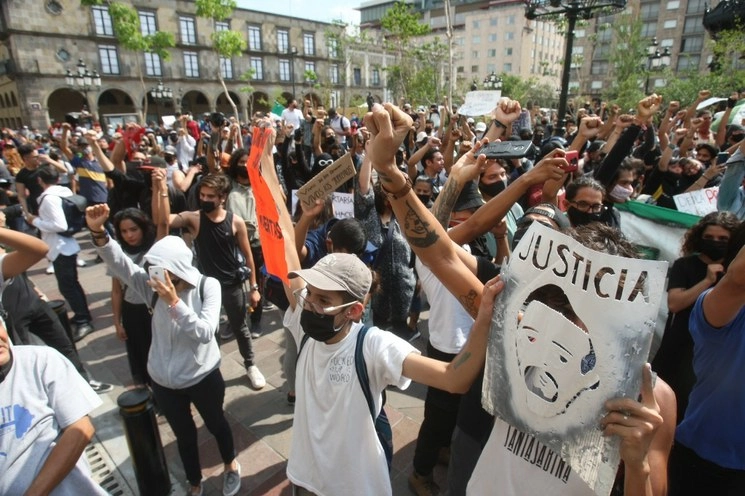 Jóvenes en la tercera jornada de protestas en Guadalajara para exigir justicia por Giovanni López. Foto Arturo Campos Cedillo