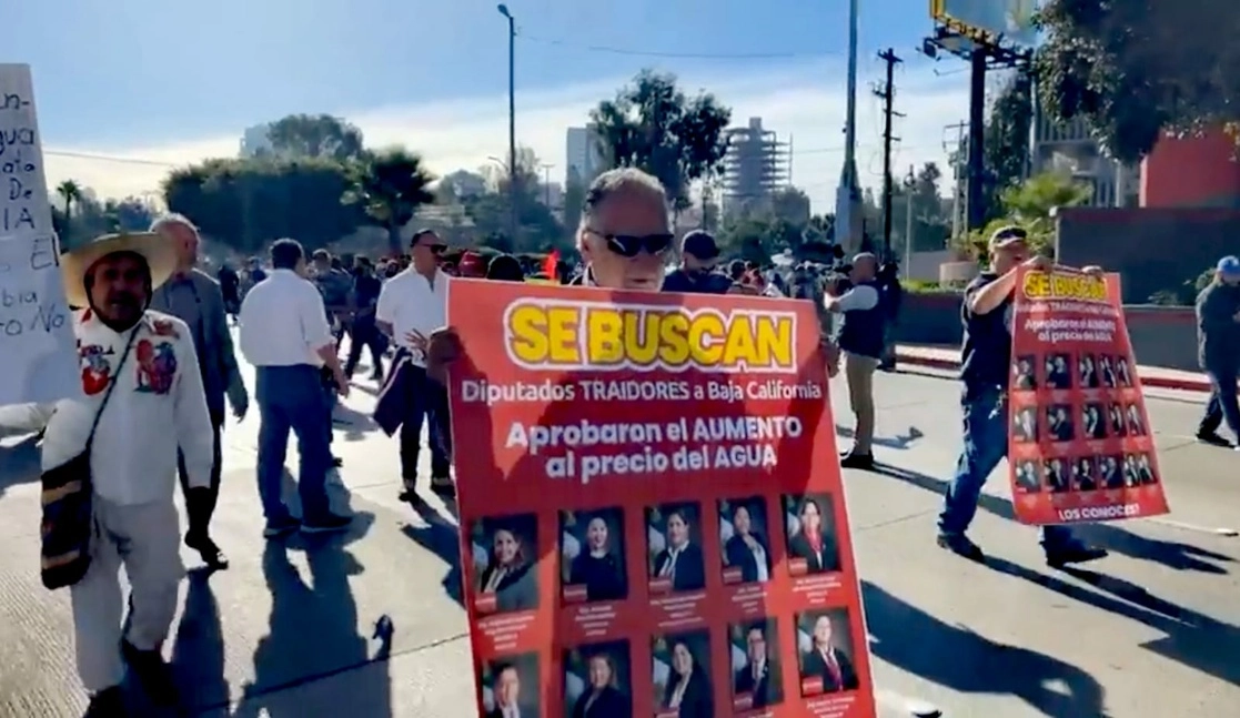 Habitante de Tijuana protestaron por el aumento a las tarifas de agua aprobado en el Congreso de BC. Foto Lindero  Norte