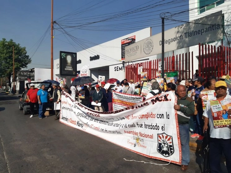 Integrantes de la Asamblea Nacional de Usuarios de la Electricidad ‘clausuraron’ de manera simbólica las instalaciones de la Profeco en Tlalnepantla, debido a la acumulación de denuncias por cobros exagerados e indebidos que realiza la CFE, dicen. Foto ‘La Jornada’