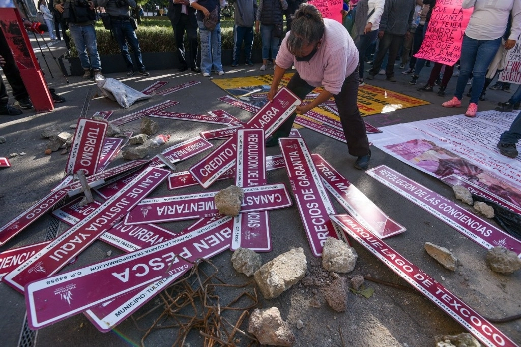  Vecinos de las colonias Fimesa I, II, III del municipio de Tultitlán se manifestaron en la capital mexiquense en rechazo al cambio de nombre de su colonia a Cuarta Transformación así como el cambio de nomenclatura a 47 calles. Foto Crisanta Espinosa/ Cuartoscuro