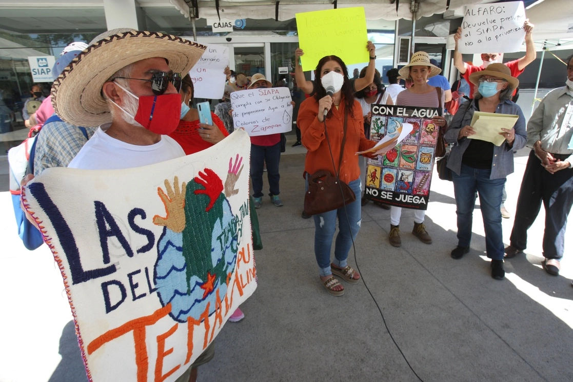 Activistas en defensa de los ríos y el agua se manifestaron ayer en las oficinas del Sistema Intermunicipal de Agua Potable y Alcantarillado, en Guadalajara, Jalisco, para exigir una auditoría a la dependencia y garantizar en el corto plazo el acceso equitativo y sustentable para toda la población. Foto Arturo Campos Cedillo