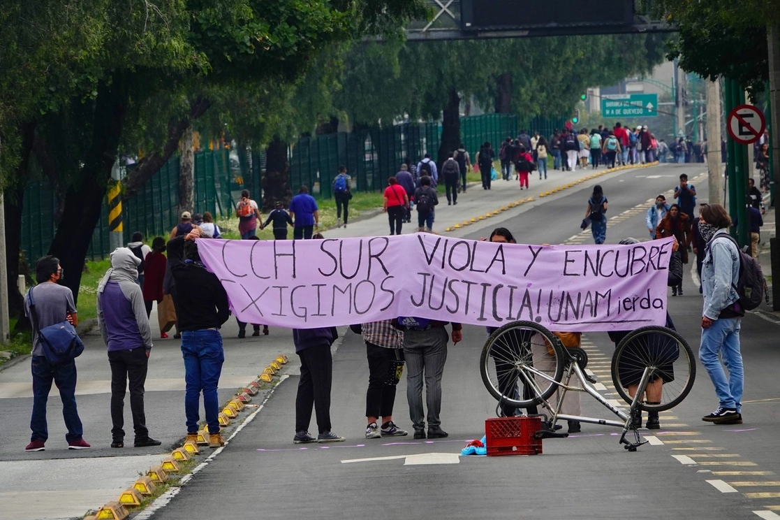 Alumnos de Filosofía y Letras se sumaron a la protesta por la agresión a una estudiante. Foto Cuartoscuro