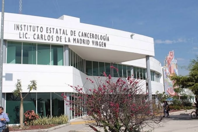 Fachada del Instituto Estatal de Cancerología "Lic. Carlos de la Madrid Virgen", en Colima. Foto Juan Carlos Flores