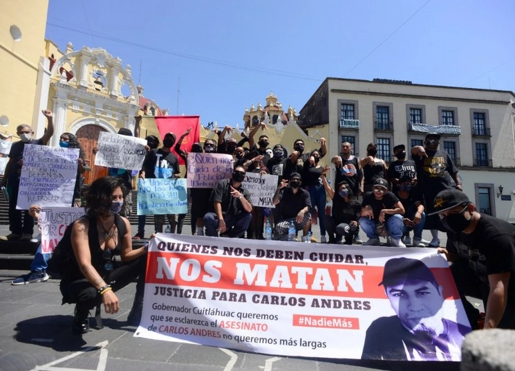 Familiares y amigos de Carlos Andrés Navarro exigieron a las autoridades investigar las circunstancias en las que murió el pasado 2 de mayo. Foto Sergio Hernández 