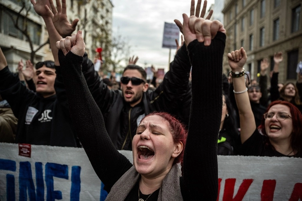 Miles de estudiantes universitarios y seguidores participaron el jueves en una protesta en el centro de Atenas contra los planes del gobierno para permitir la creación de universidades privadas, el 25 de enero de 2024. Foto Afp 
