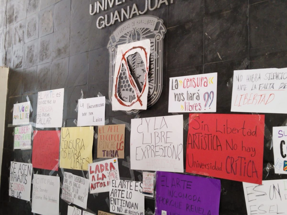  “La censura os hará libres” fue una de las consignas que expresaron estudiantes de la Universidad de Guanajuato por el retiro de la exposición “Iconoclasia”. Foto 
