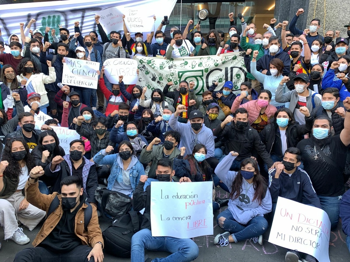 omunidad del CIDE se manifiesta afuera del edificio de las oficinas del Conacyt en Avenida Insurgentes de la Ciudad de México. Foto Pablo Ramos