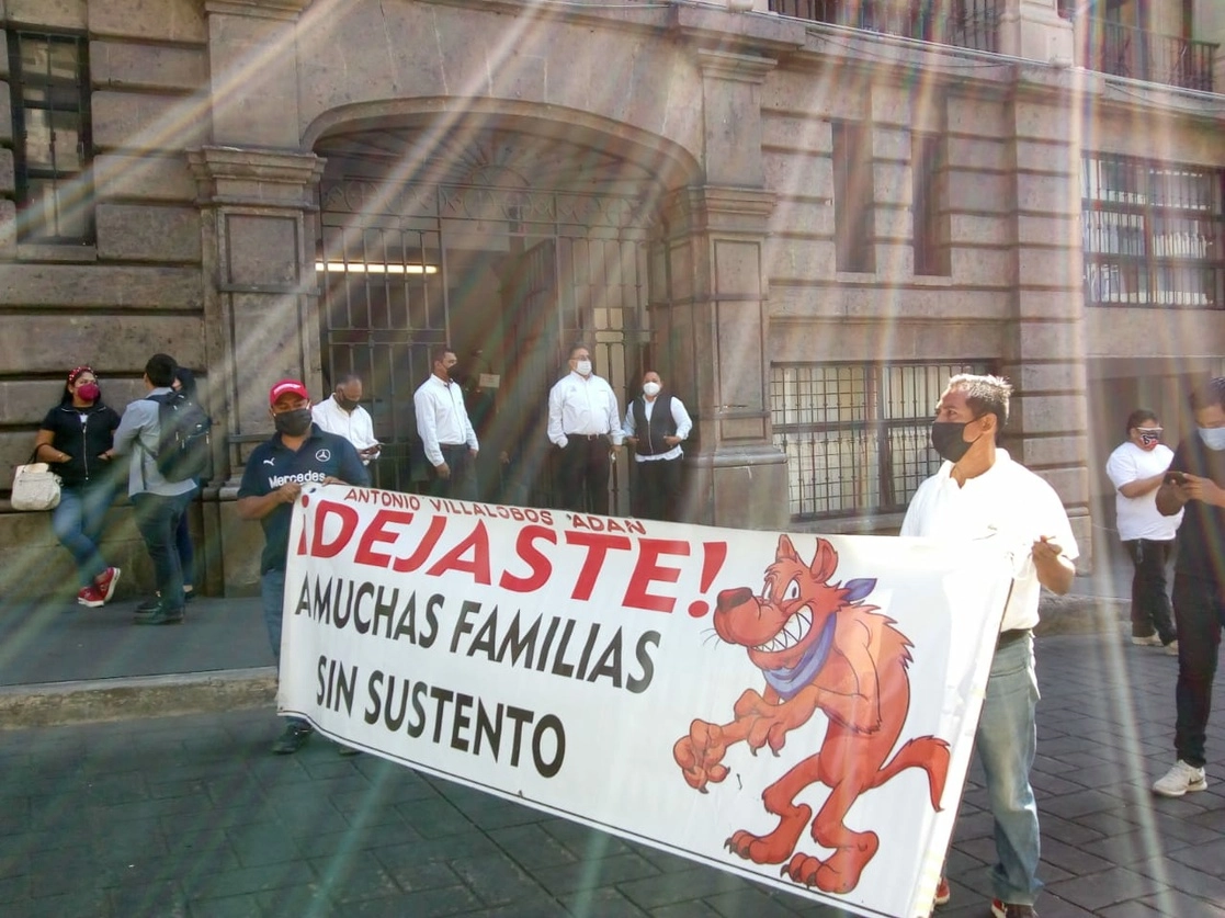 Los ex trabajadores del ayuntamiento mantienen bloqueada la avenida Galeana, a la altura del palacio estatal, el 16 de febrero de 2021. Foto Rubicela Morelos