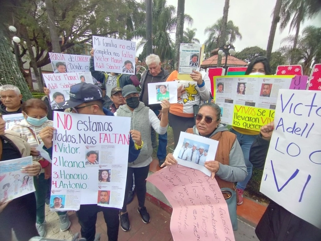 Familiares y amigos protestaron este lunes frente al Ayuntamiento de Ciudad Mendoza, Veracruz, para exigir a las autoridades información para dar con el paradero de cuatro personas desaparecidas el viernes 8 de diciembre. Foto Eirinet Gómez