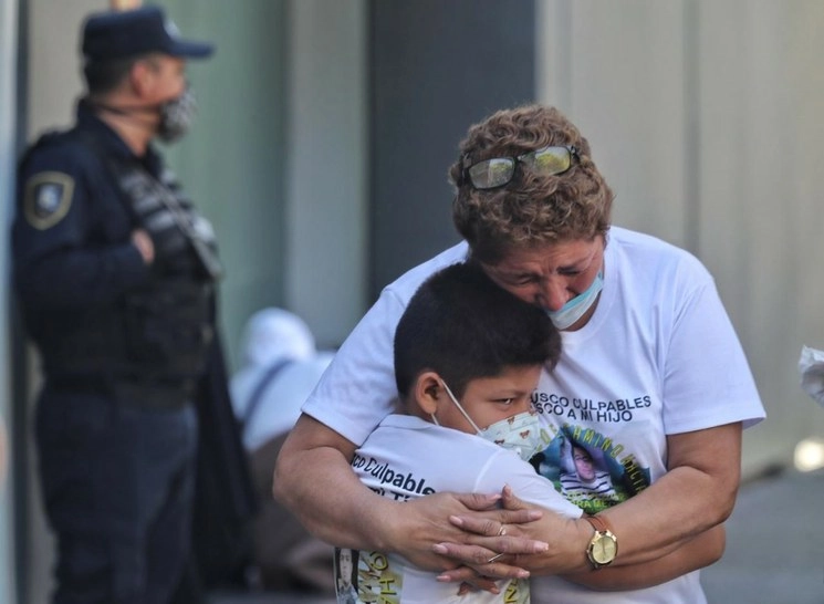 Familiares de desaparecidos protestan frente a la Comisión Nacional de Búsqueda, durante el Día Internacional de las Víctimas de Desaparición Forzada en la Ciudad de México. Foto Marco Peláez
