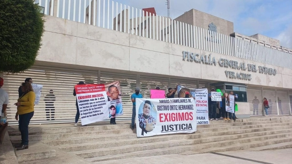 Familiares de Gustavo Ortiz, Gerson Castro y Carlos Navarro, protestan frente a la FGE de Veracruz. Foto Eirinet Gómez