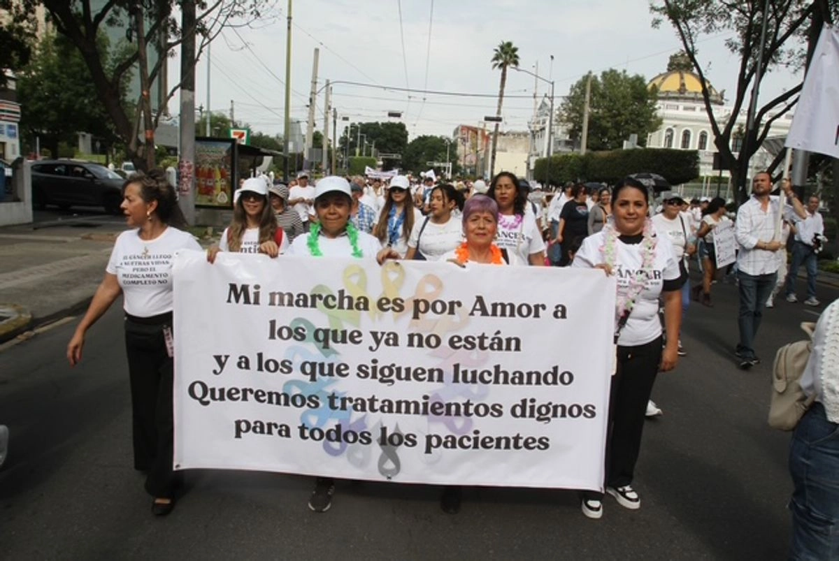 Pacientes, familiares y público en general marcharon para exigir medicamentos, “no queremos morir”, era la consigna durante la manifestación. Foto