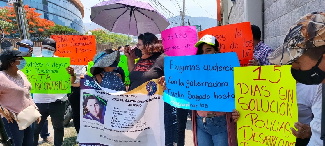 Familiares de policías desaparecidos, uno de los cuales fue ultimado, protestaron afuera del Palacio de Gobierno en Chilpancingo, Guerrero. Foto Sergio Ocampo