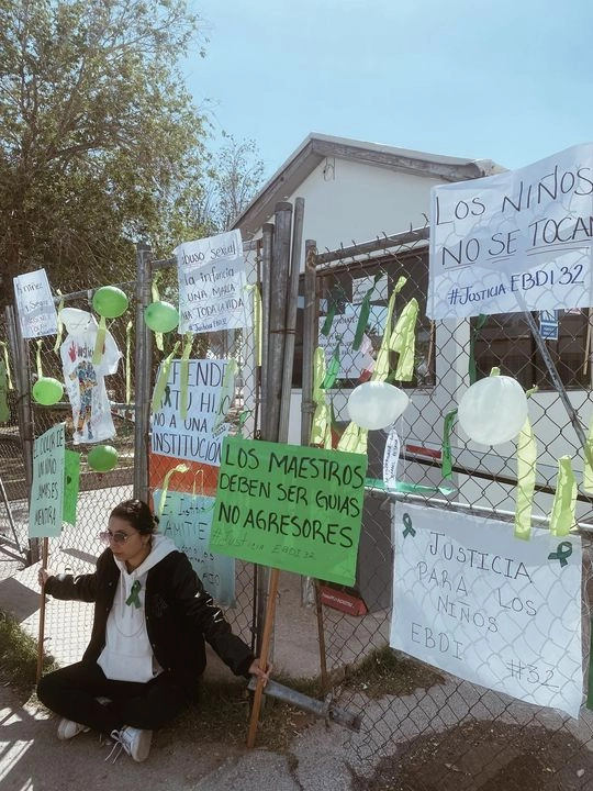 Decenas de madres y padres de familia caminaron desde la Plaza de la Mexicanidad hasta la Estancia de Bienestar y Desarrollo Infantil del Issste, ubicada en la avenida Las Américas, donde colocaron globos y pancartas en las puertas de la guardería recién clausurada.
