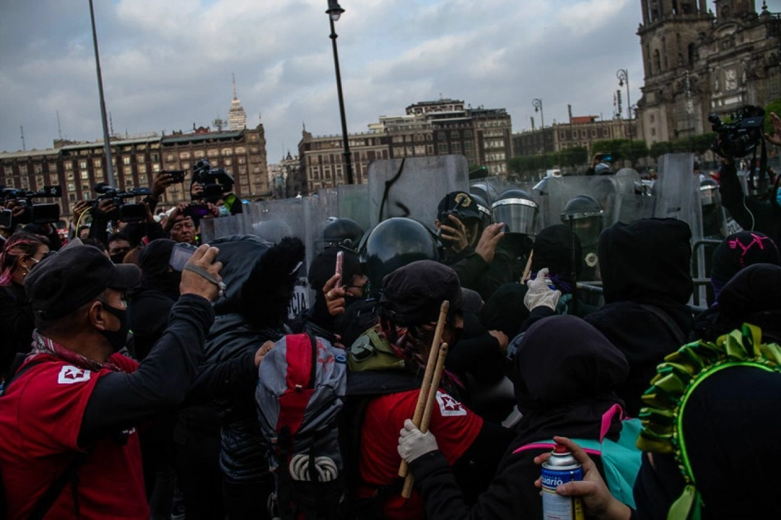 Mujeres se manifestaron frente a Palacio Nacional para exigir la investigación a Félix Salgado Macedonio por las denuncias de supuesto abuso sexual, el 2 de marzo de 2021. Foto Cuartoscuro