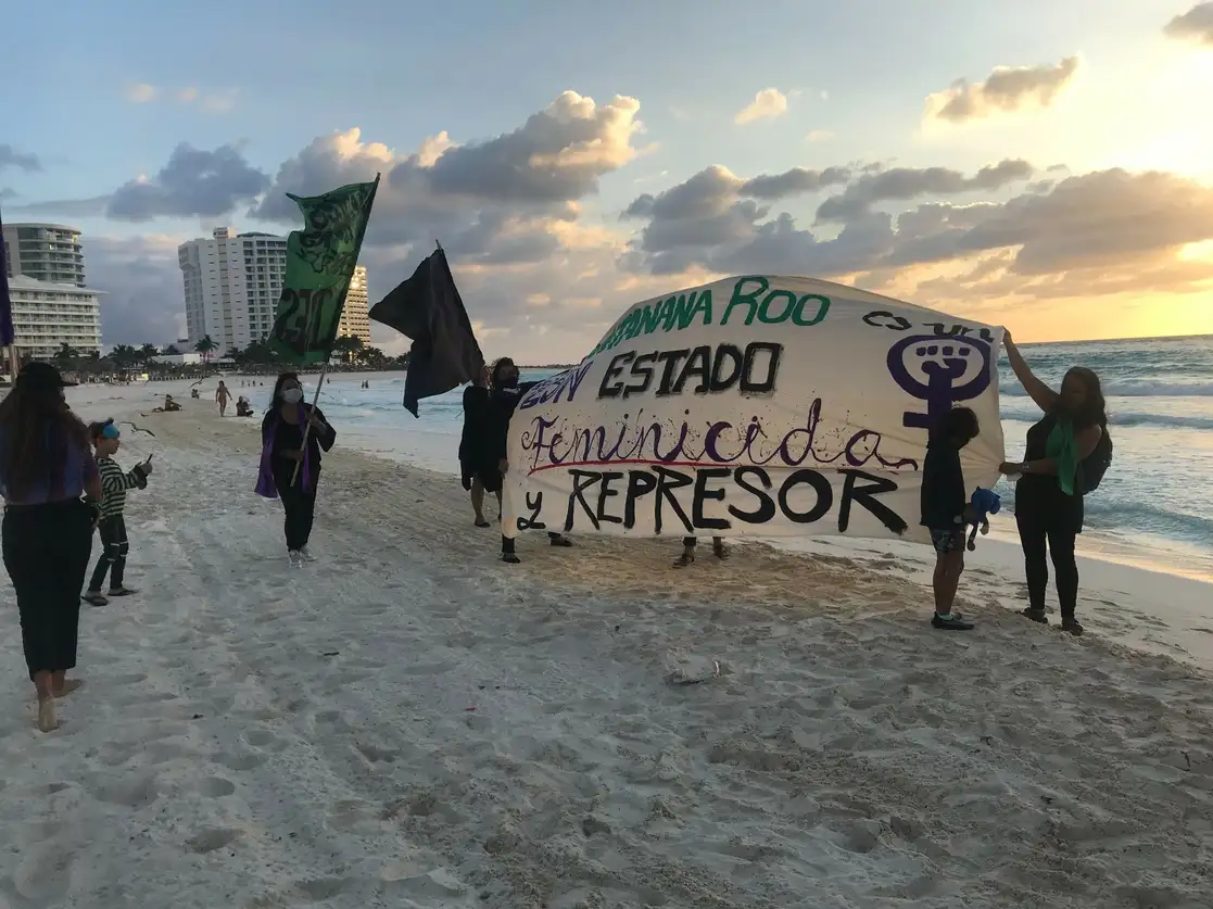 Feministas se manifestaron en Playa Fórum, en el corazón de la zona hotelera de Cancún, como parte del inicio de una jornada de actividades durante 16 días en conmemoración por el Día Internacional de la No Violencia contra la Mujer. Foto Patricia Vázquez