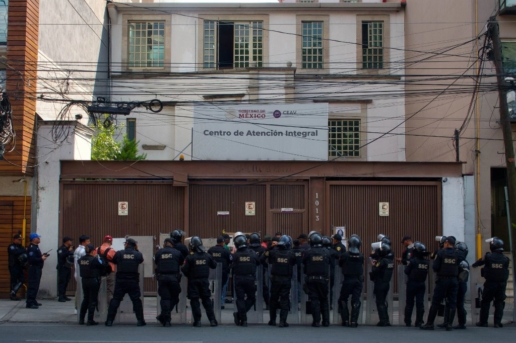Policías resguardan la CEAV, en imagen de archivo. Foto Cuartoscuro